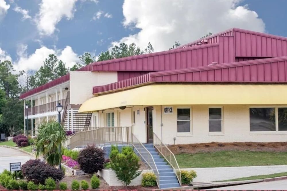 A Red Dot Inn Milledgeville 1