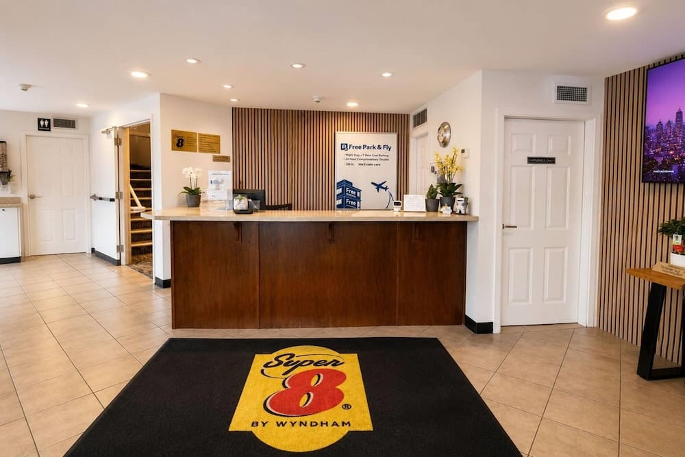 Super 8 by Wyndham Lake Country/Winfield Area Airport North 1