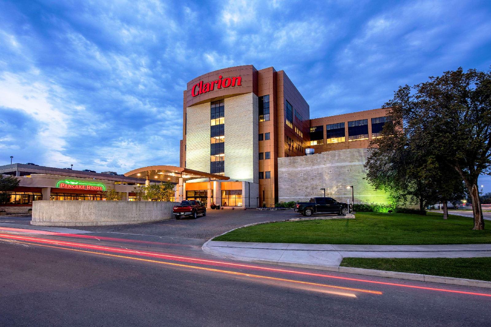 Clarion Hotel & Suites Winnipeg Airport 2
