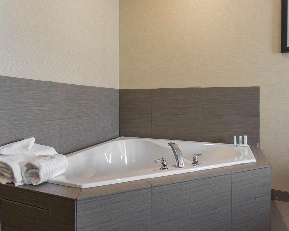 Comfort Inn & Suites Fox Creek 2