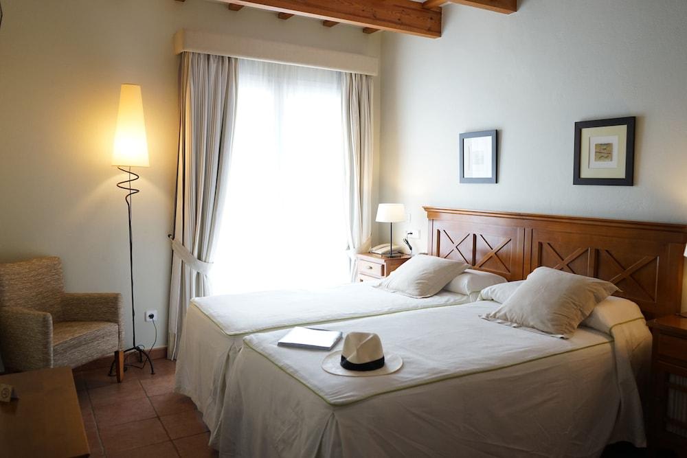 Hotel Es Mercadal 2