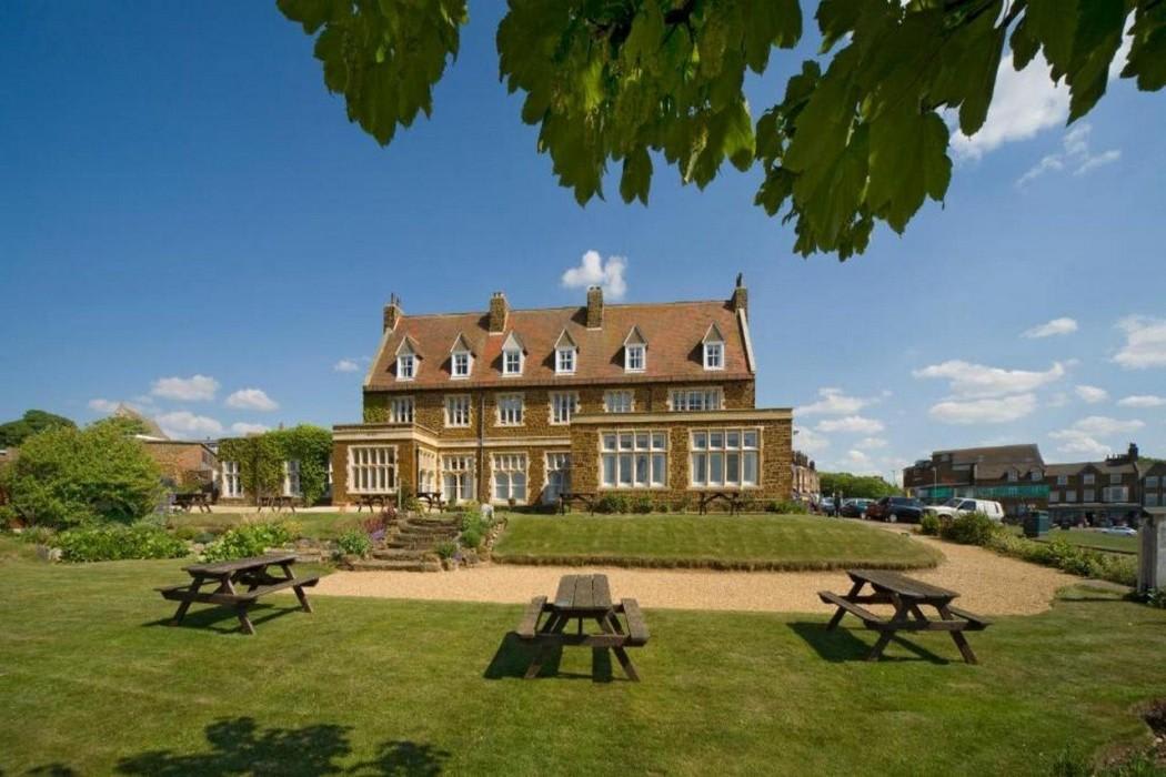 The Golden Lion Hotel 2