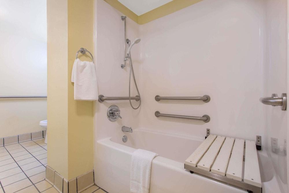 Microtel Inn And Suites Charlotte Northlake 2