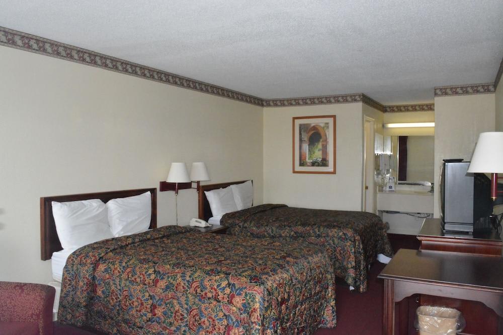 Knights Inn Hurricane Mills 2