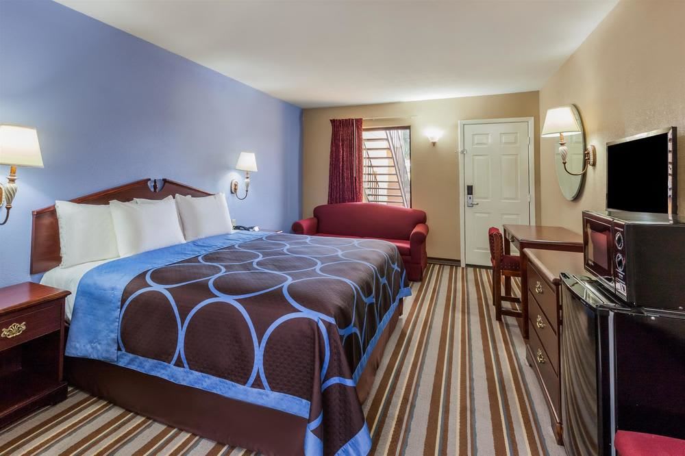 Super 8 by Wyndham Mt. Pleasant TX 2