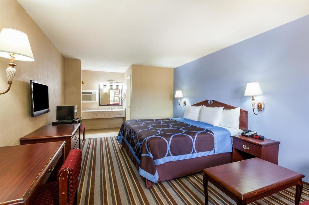 Super 8 by Wyndham Mt. Pleasant TX 1