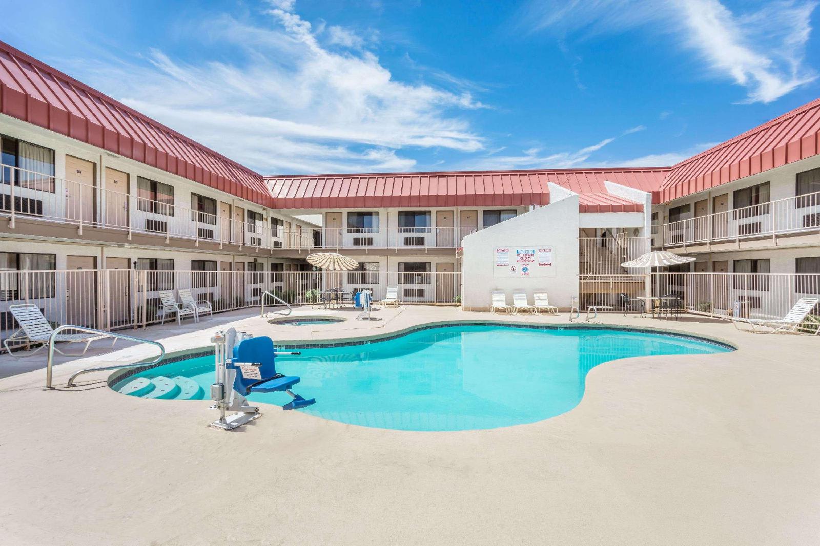 Super 8 By Wyndham Phoenix Metro North 2