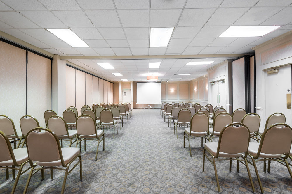 Quality Inn & Suites Hotel West Chester 2