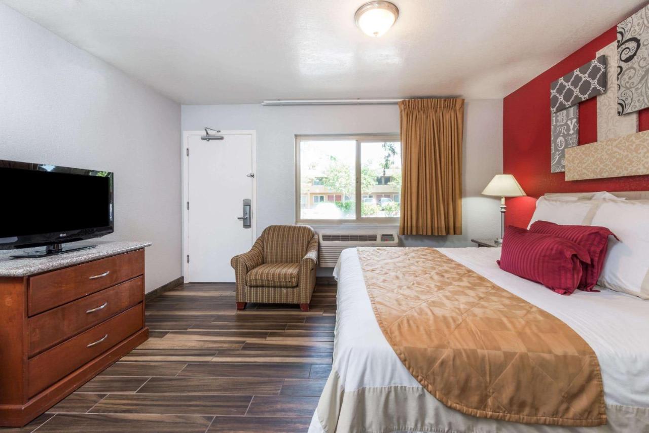 Ramada by Wyndham near SeaWorld / Mission Beach 2