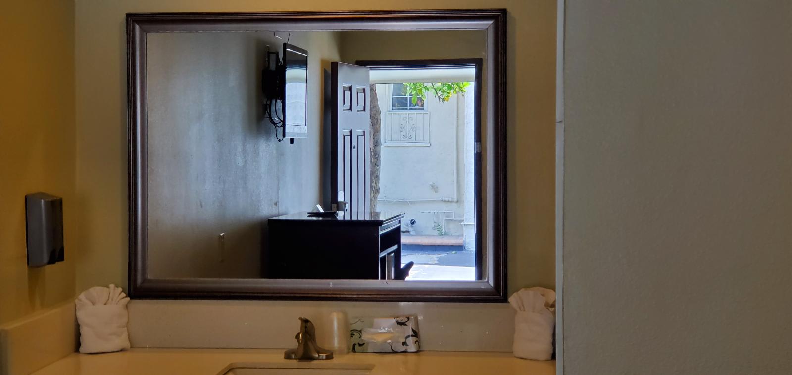 Le Blanc Inn & Suites 2