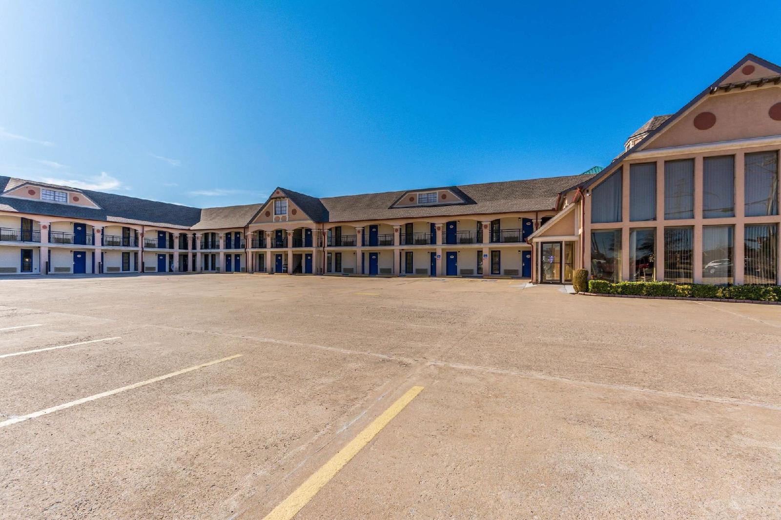 Econo Lodge Inn & Suites 1