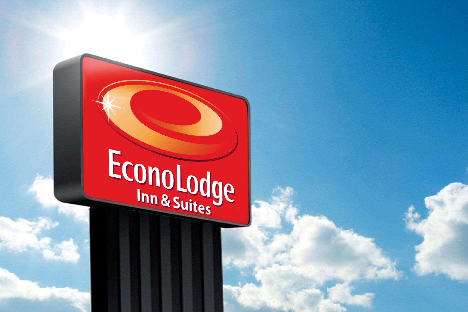Econo Lodge Inn & Suites 2
