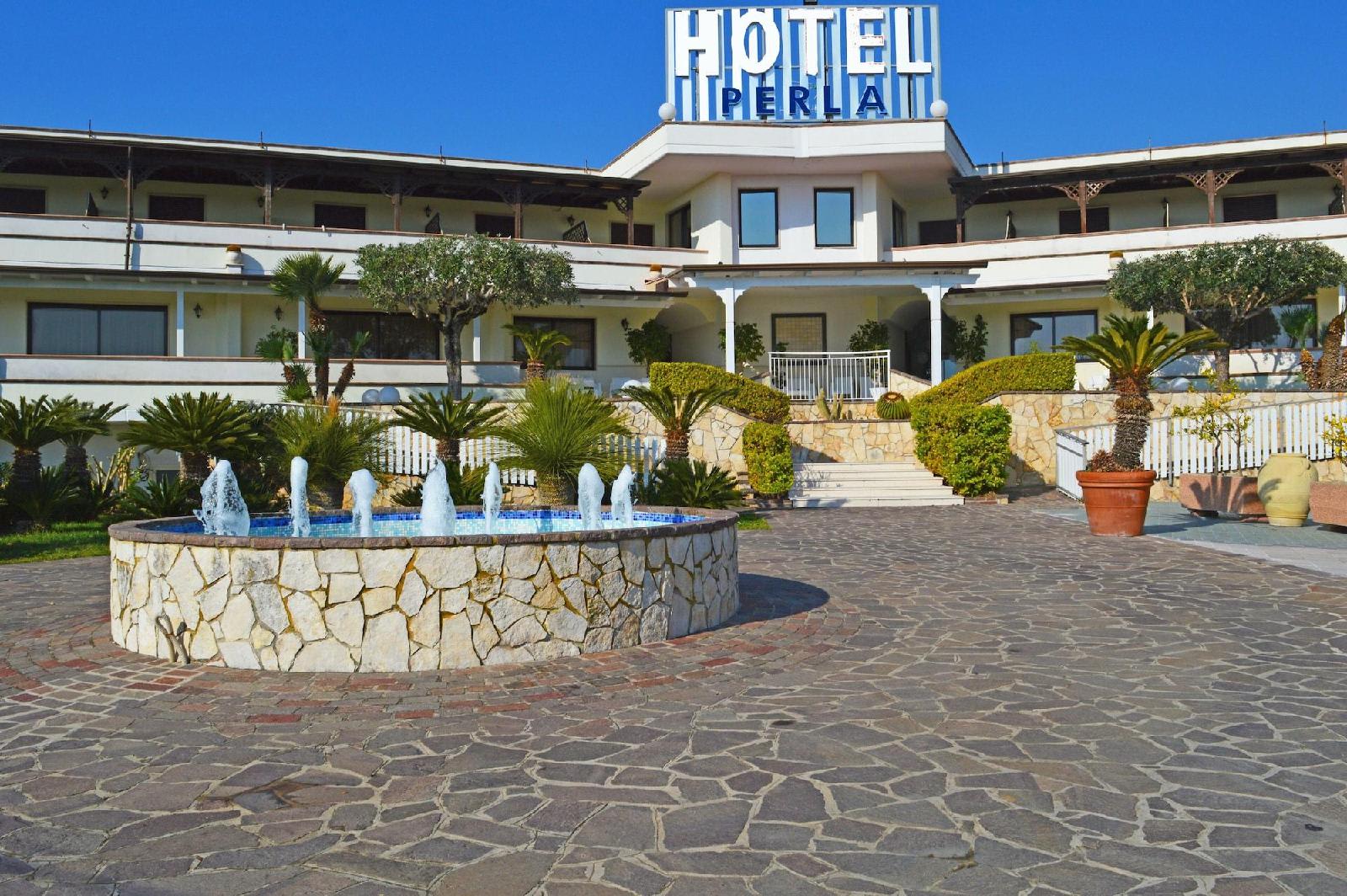 Perla Hotel e Garden - Free Parking and Pool - Open area with Beautiful view of the Landscape 2