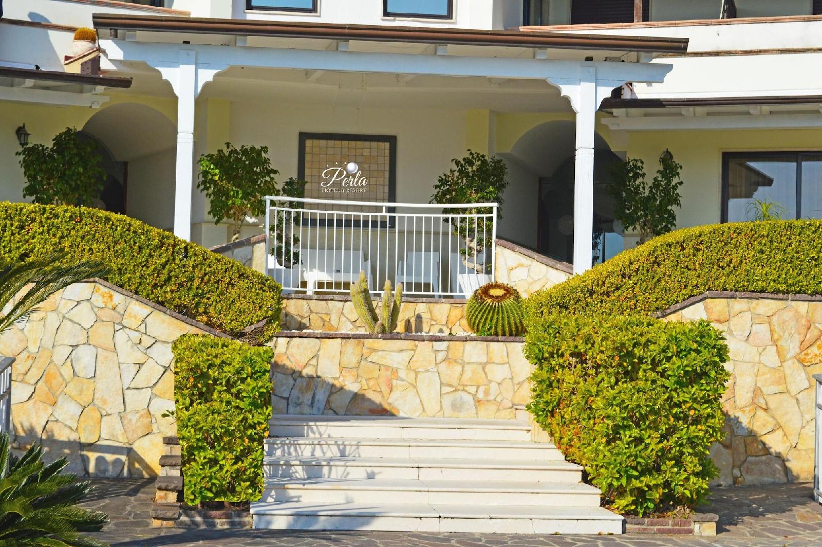Perla Hotel e Garden - Free Parking and Pool - Open area with Beautiful view of the Landscape 1