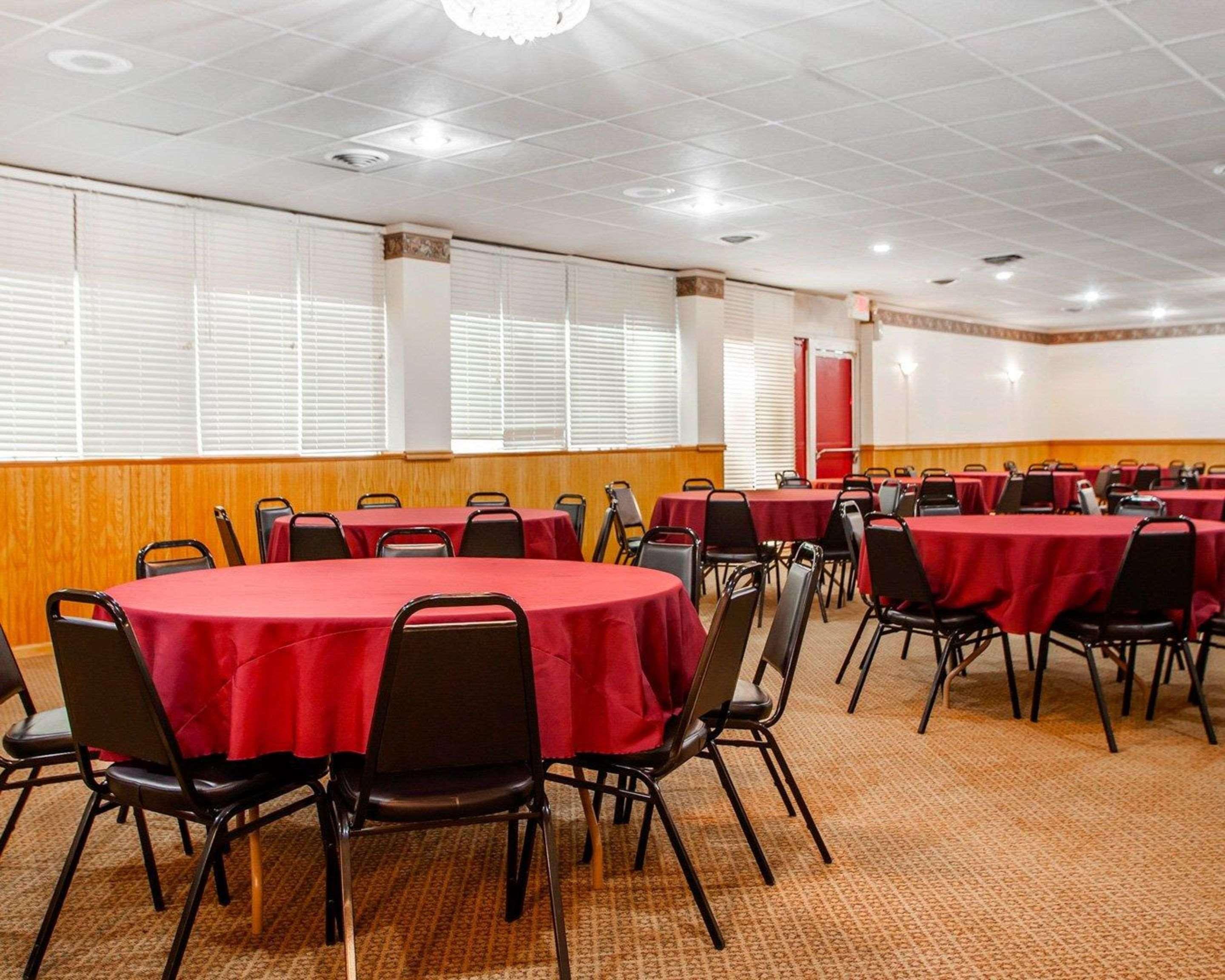 Econo Lodge Inn & Suites Newton 2