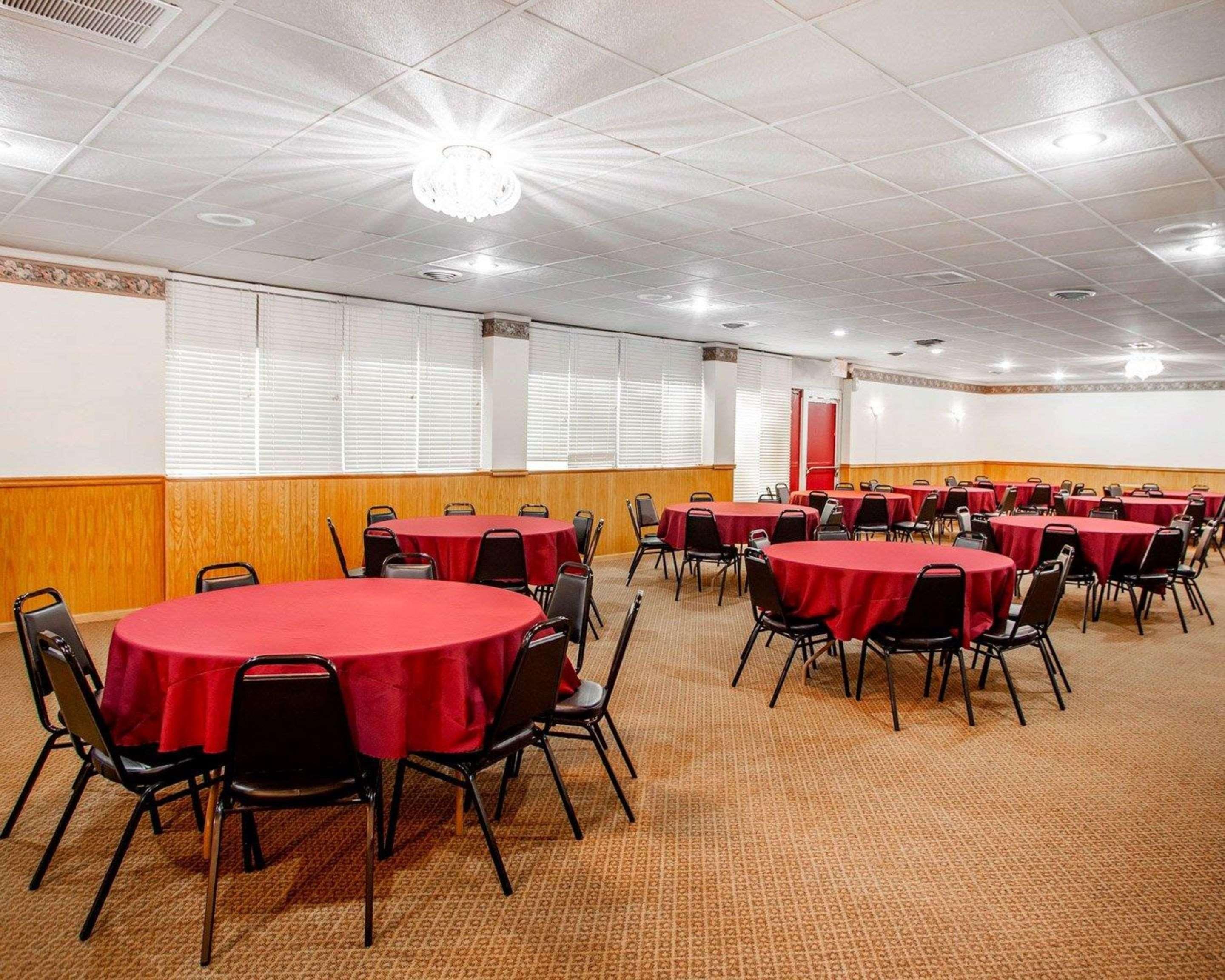 Econo Lodge Inn & Suites Newton 1