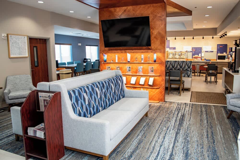 Holiday Inn Express & Suites MASON CITY by IHG 2