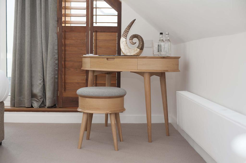 Holm House - Stylish Coastal Suites - HEDD Spa - Silures Bar & Restaurant 2