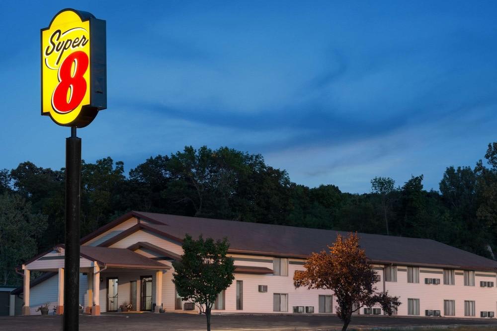 Super 8 by Wyndham Algona 1