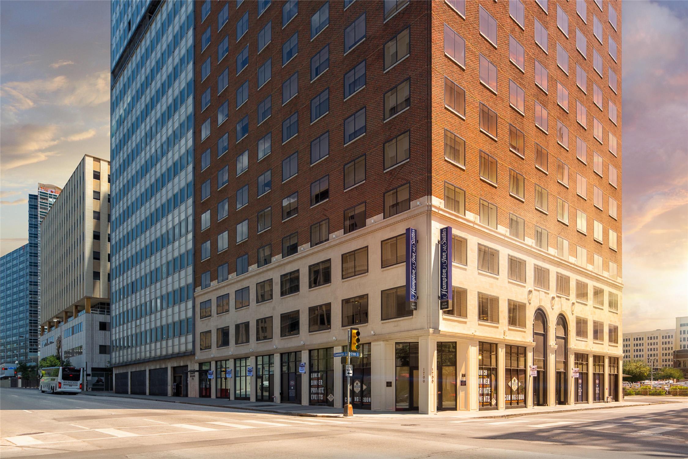 Hampton Inn & Suites by Hilton - Dallas / Downtown, TX 1