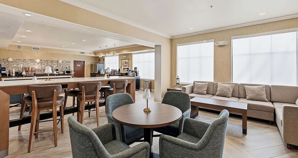 Best Western PLUS Hannaford Inn & Suites 2