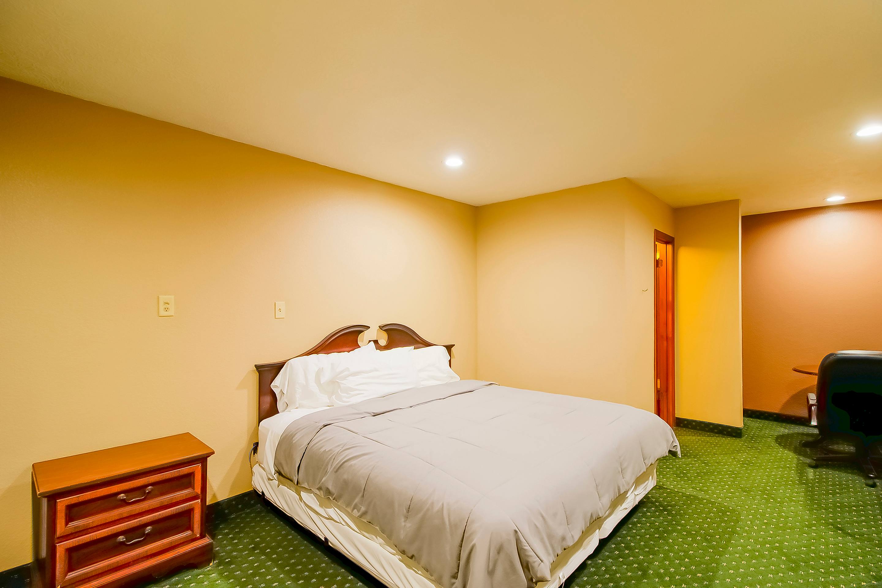 OYO Pinewood Inn & Suites Silsbee 1