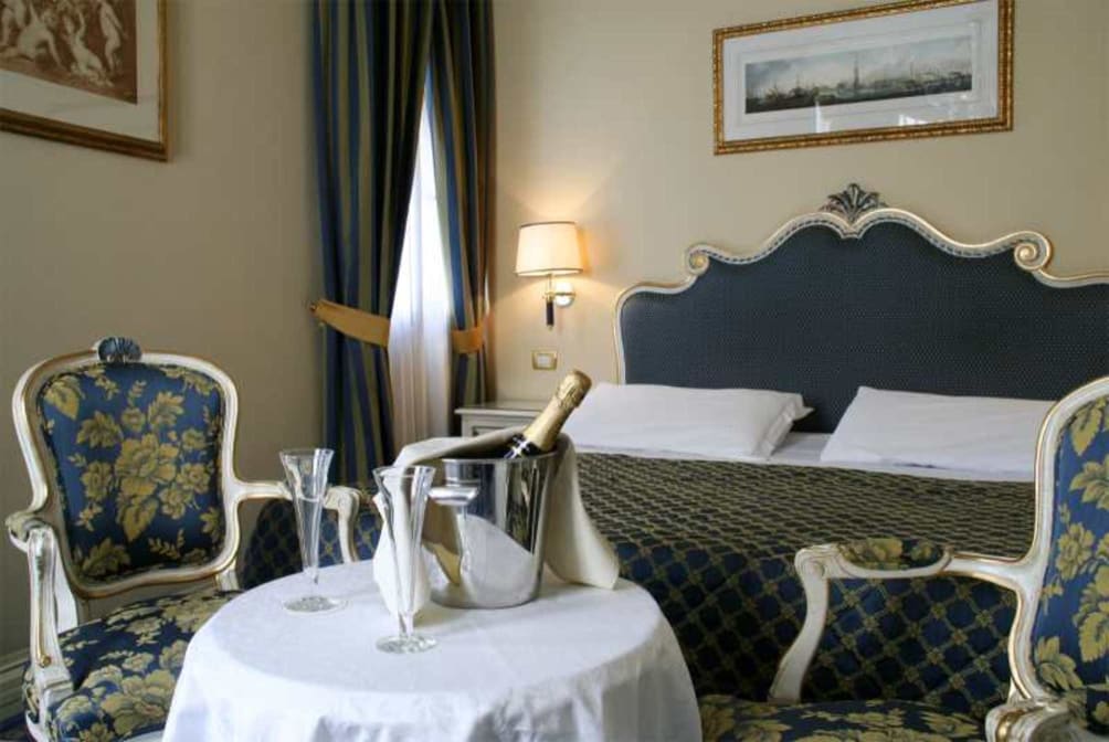 Paris - Venise - Hotel Antiche Figure