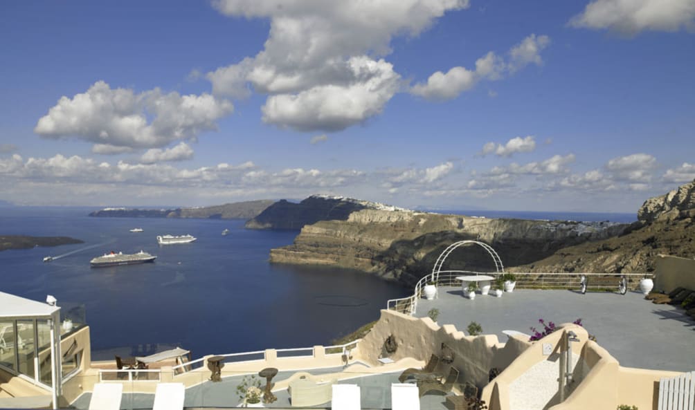 Marseille - Santorin - Suites of the Gods Cave Spa