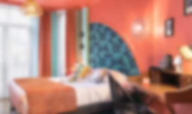 

Stylish boutique hotel close to shops and train services