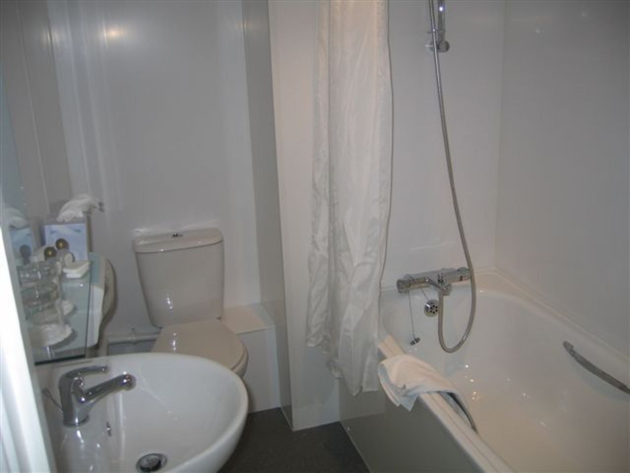 

Napoli - Londra, Aeroporto di London Gatwick - Europa Gatwick Hotel & Spa