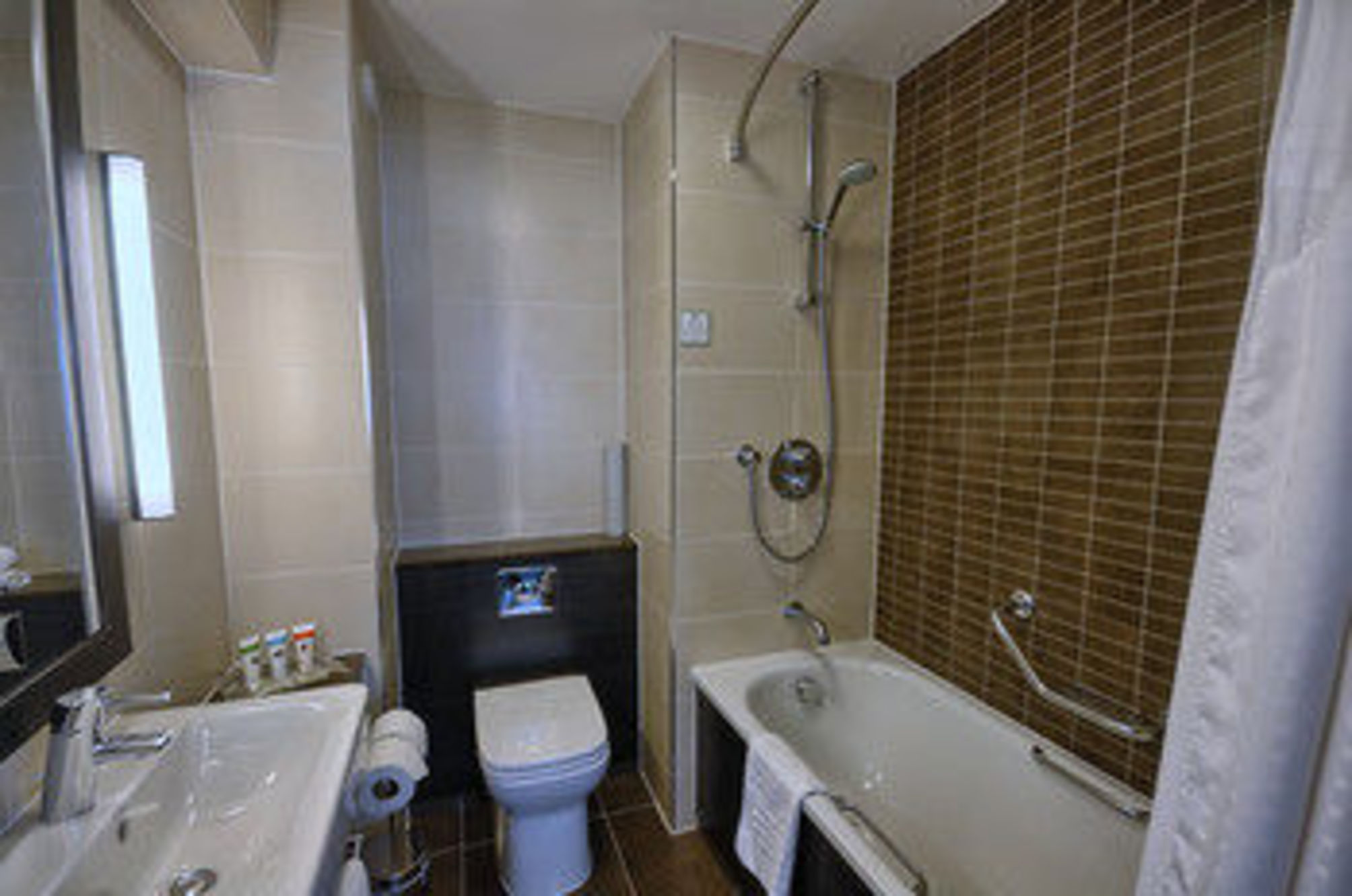 

Roma - Charlwood - Holiday Inn London Gatwick - Worth
