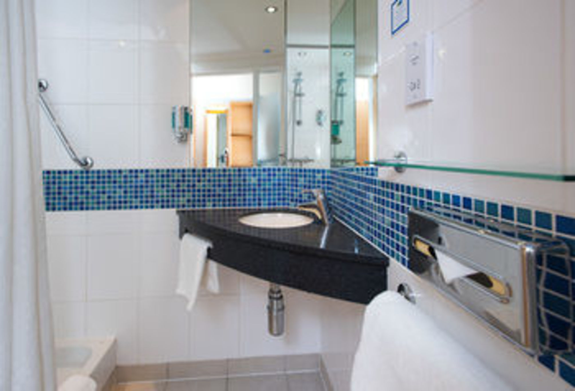 

Bari - Scozia, Regno Unito - Holiday Inn Express HAMILTON