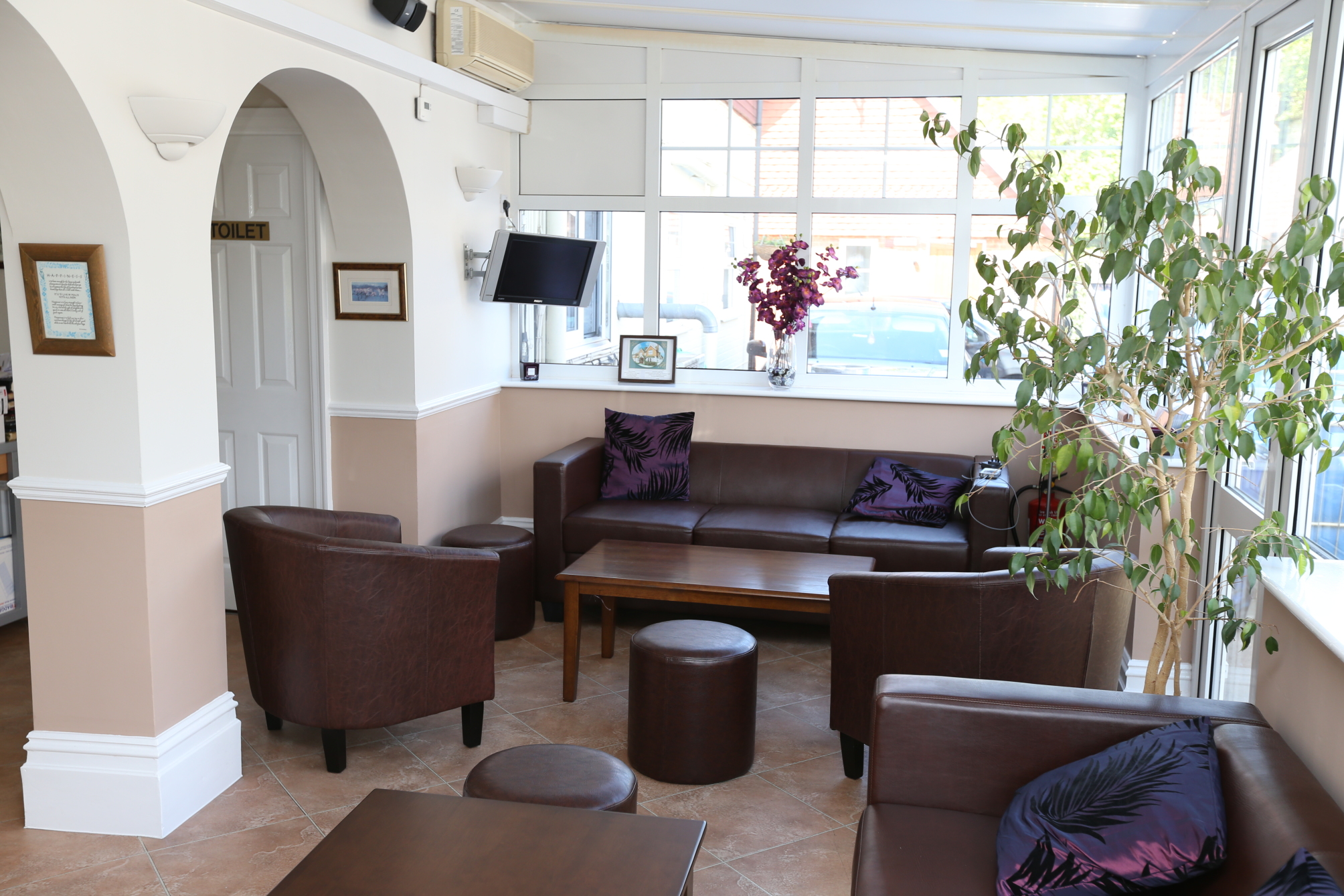 

Milano - Crawley - Corner House Hotel Gatwick with bookable Holiday parking