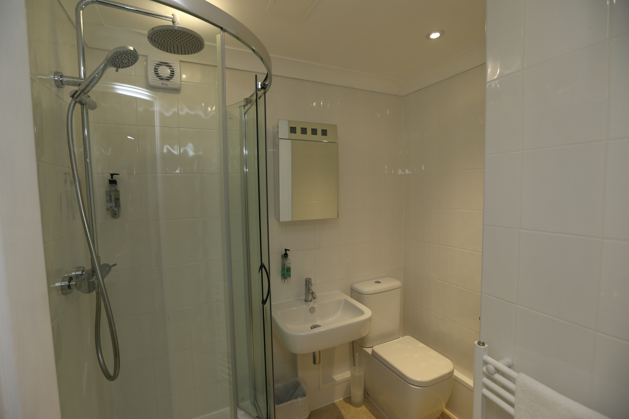 

Roma - Charlwood - Corner House Hotel Gatwick with bookable Holiday parking