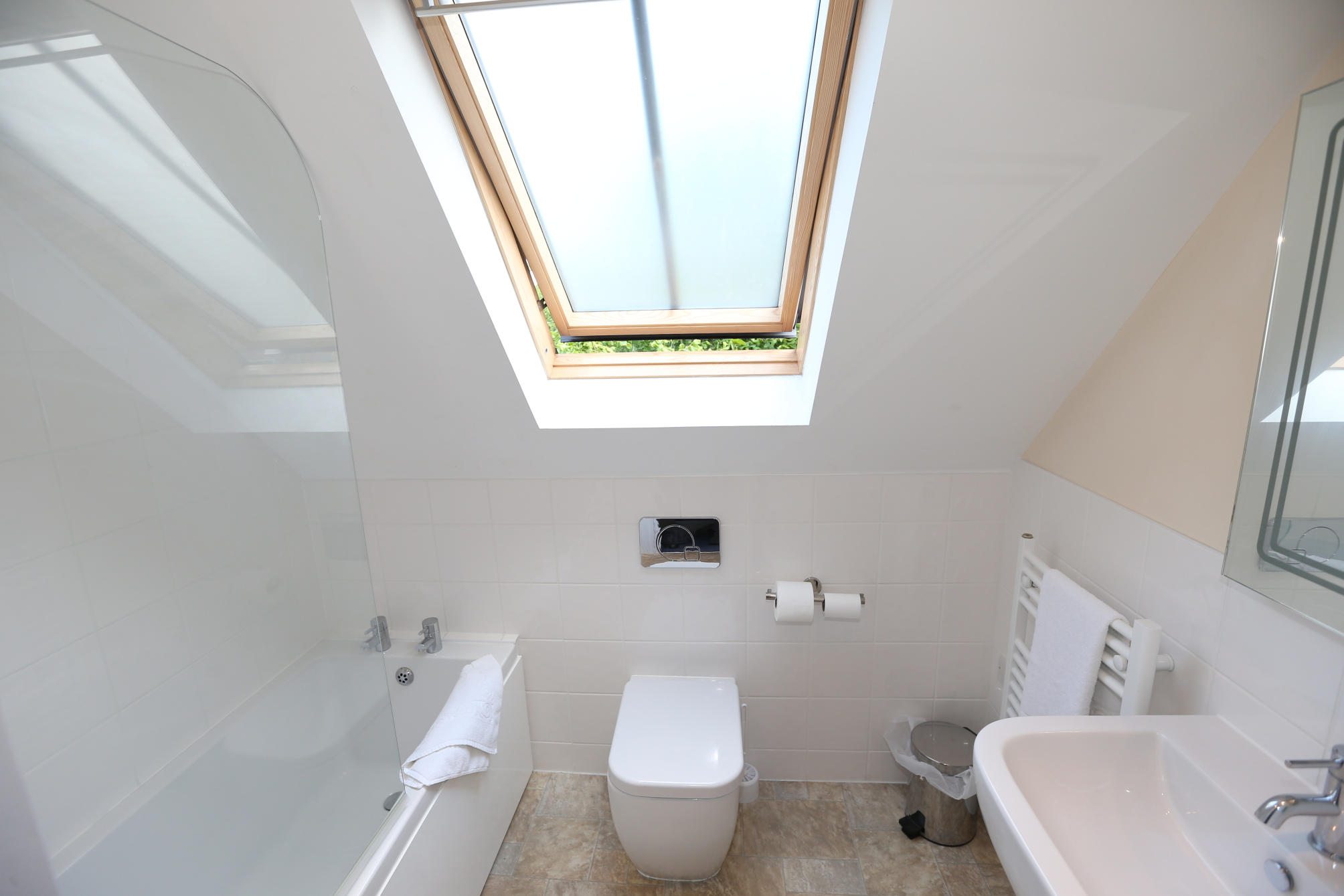 

Bologna - Londra, Aeroporto di London Gatwick - Corner House Hotel Gatwick with bookable Holiday parking