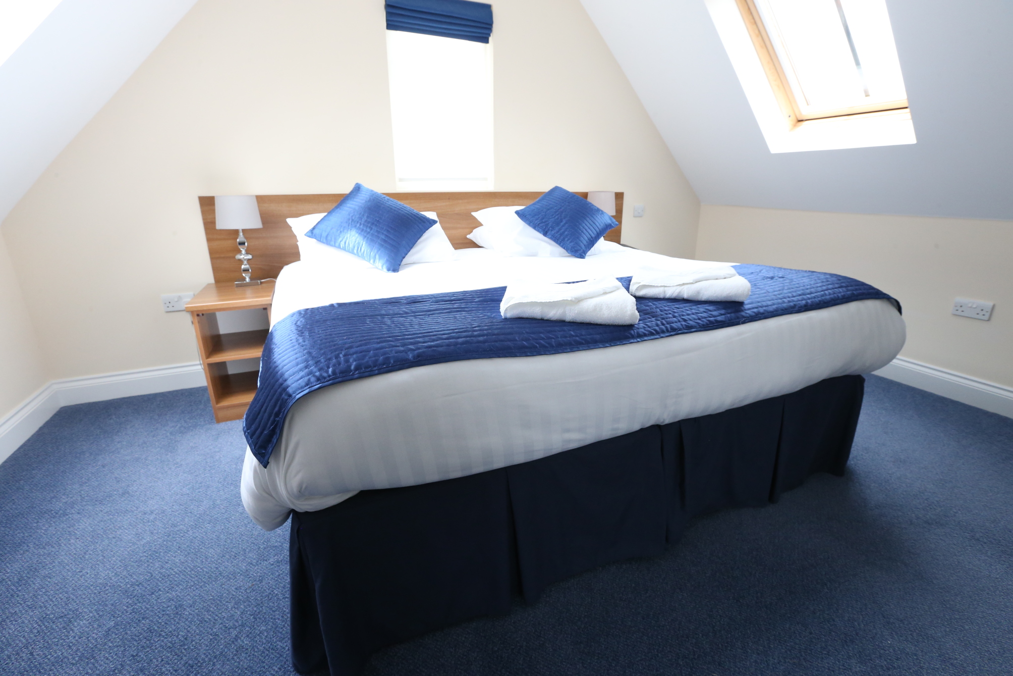

Napoli - Horley - Corner House Hotel Gatwick with bookable Holiday parking