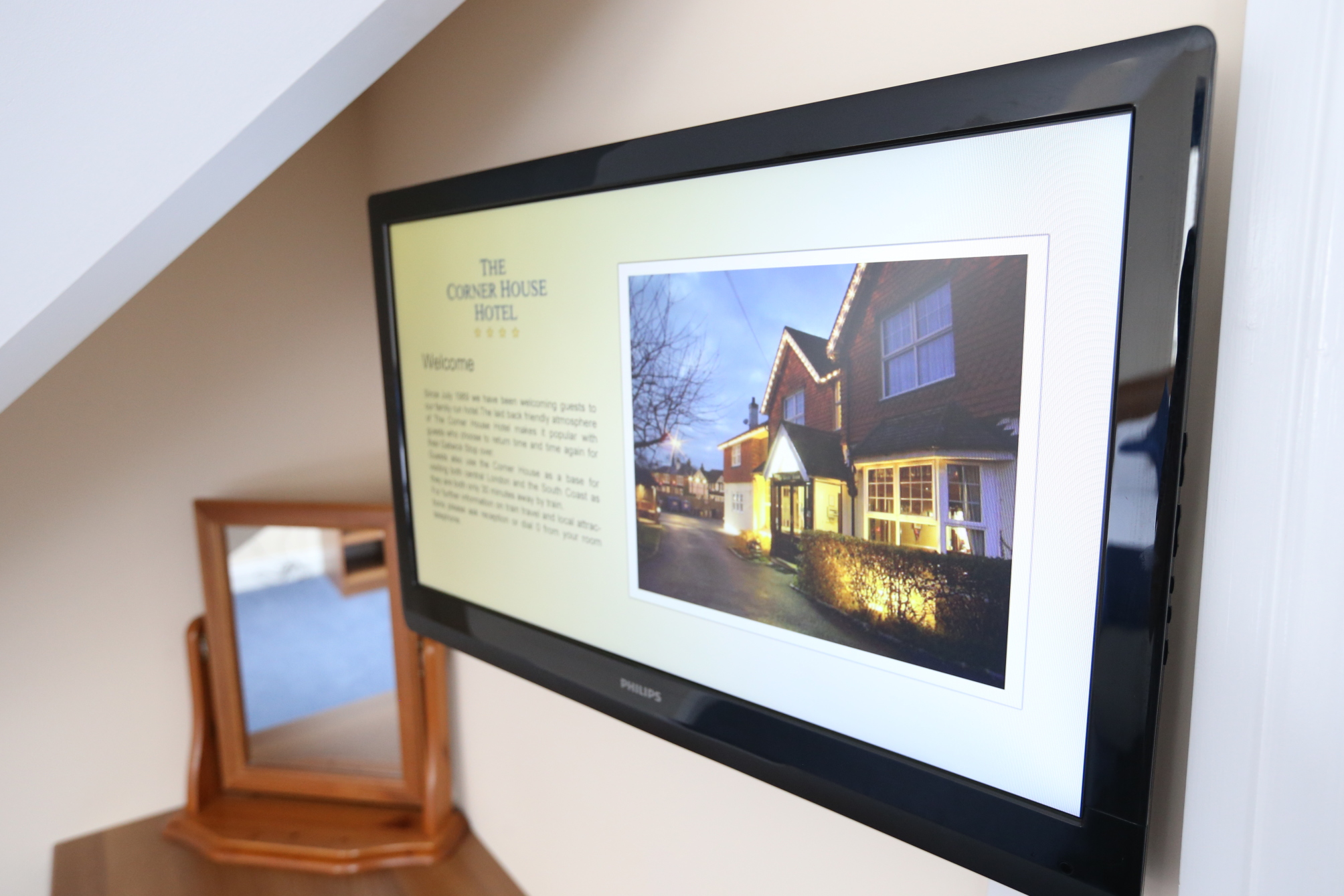 

Napoli - Horley - Corner House Hotel Gatwick with bookable Holiday parking