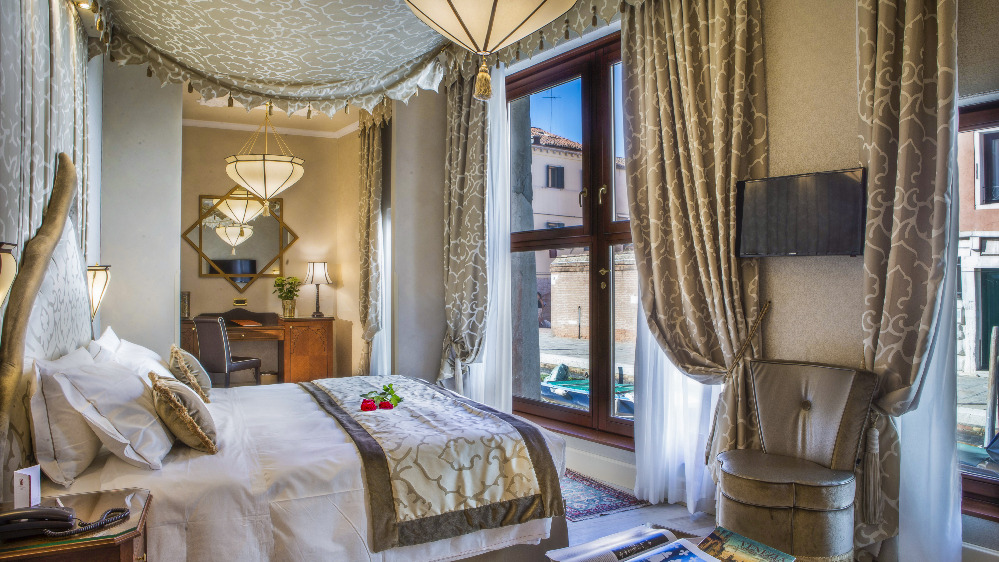 Open Air Suite Canal View 