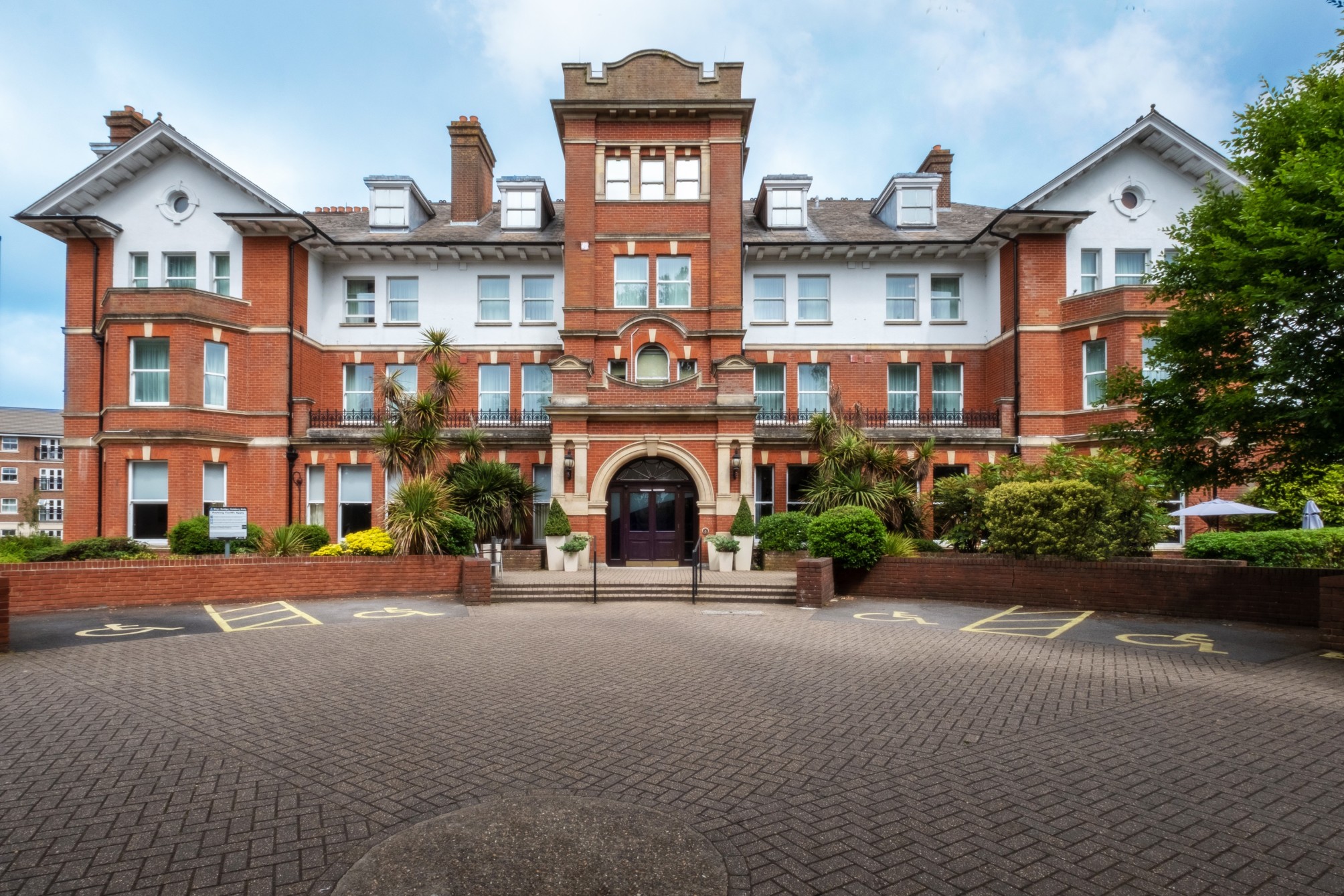 

Bari - Fleet - Holiday Inn Farnborough