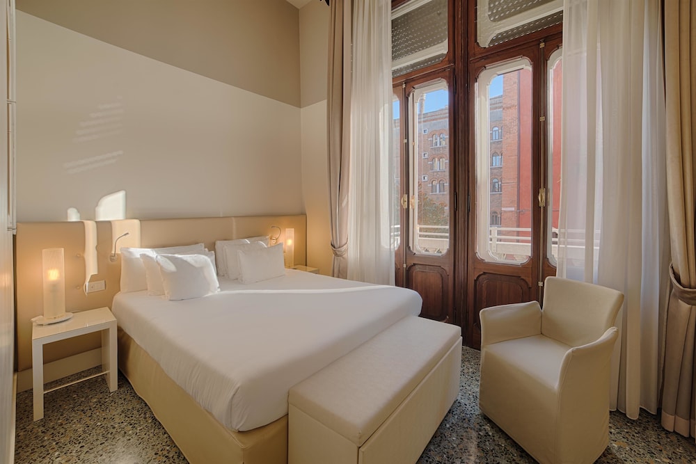 Premium twin/double room with partial view