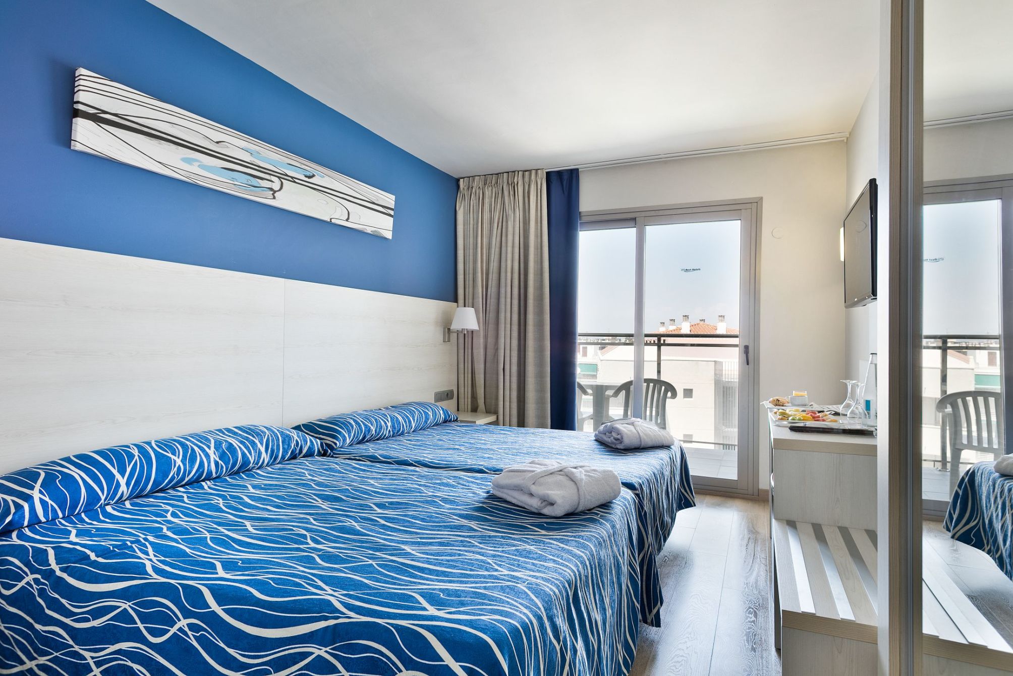 Chambre double avec vue sur la piscine