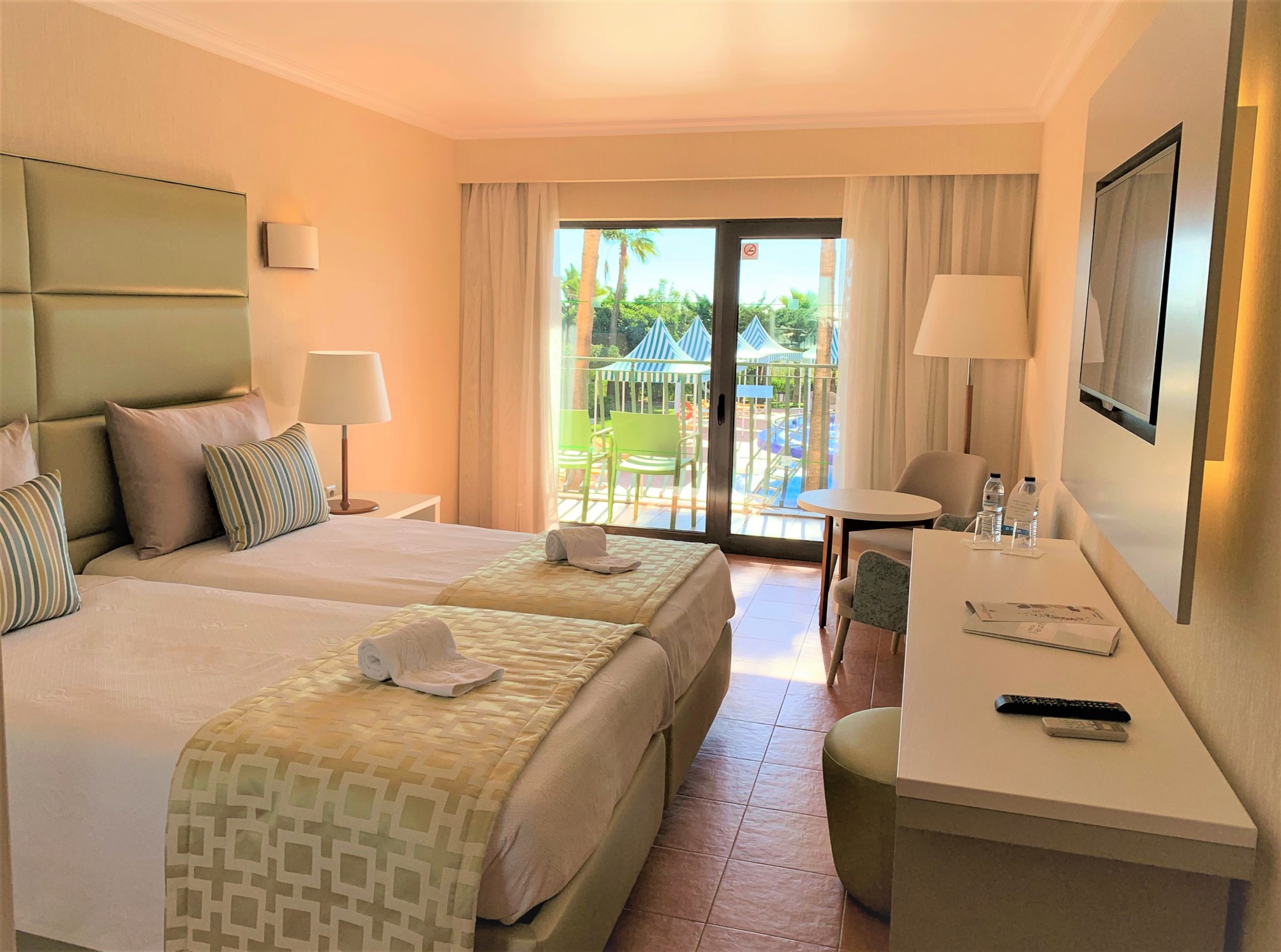 Deluxe twin room with pool view