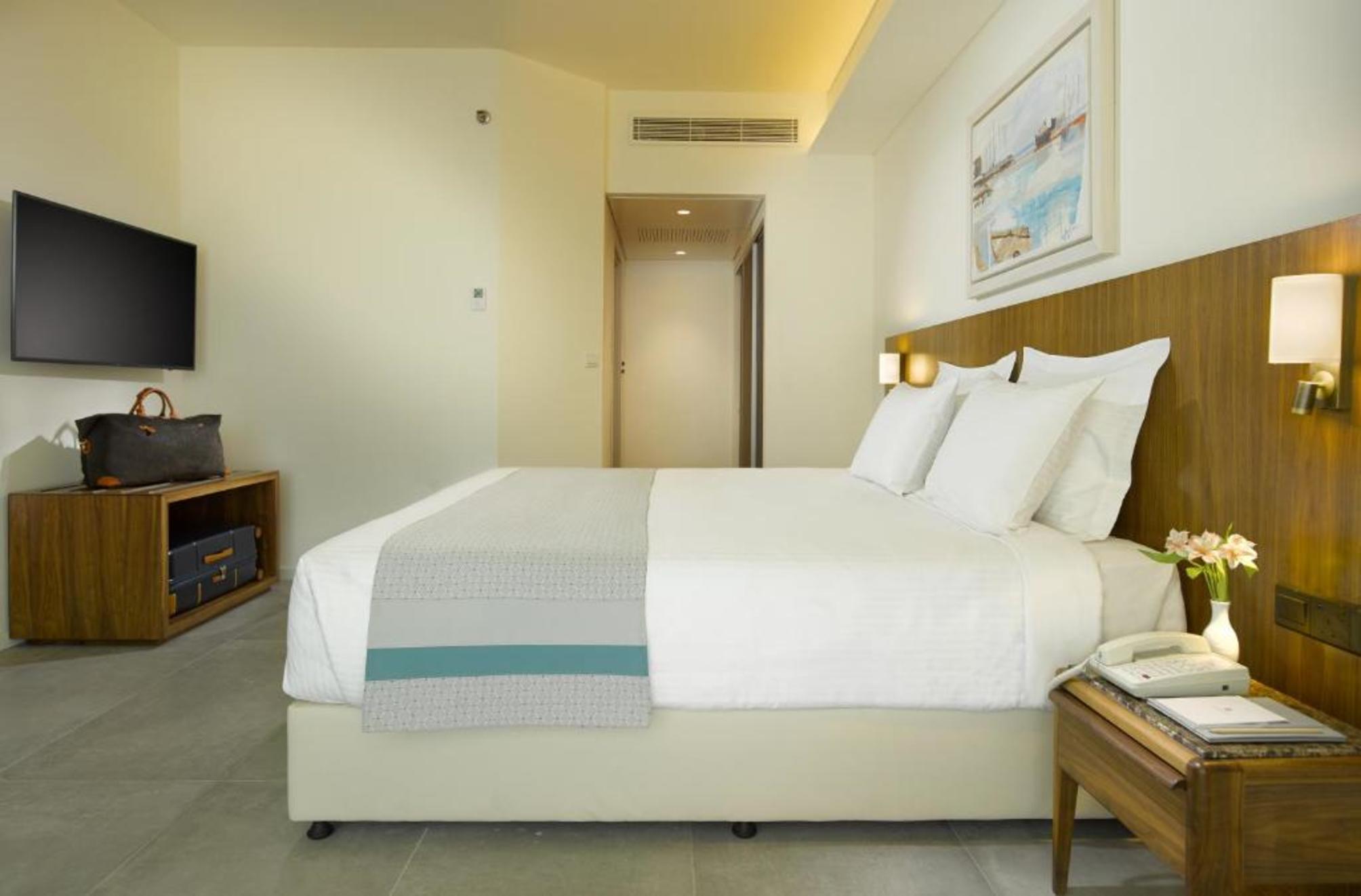 

Milano - Pyrgos - St Raphael Resort