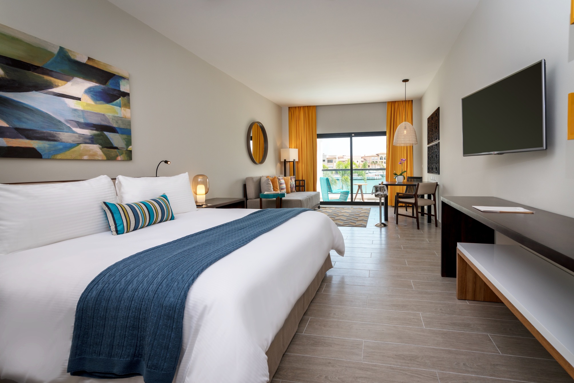 Junior suite mit blick auf den yachthafen