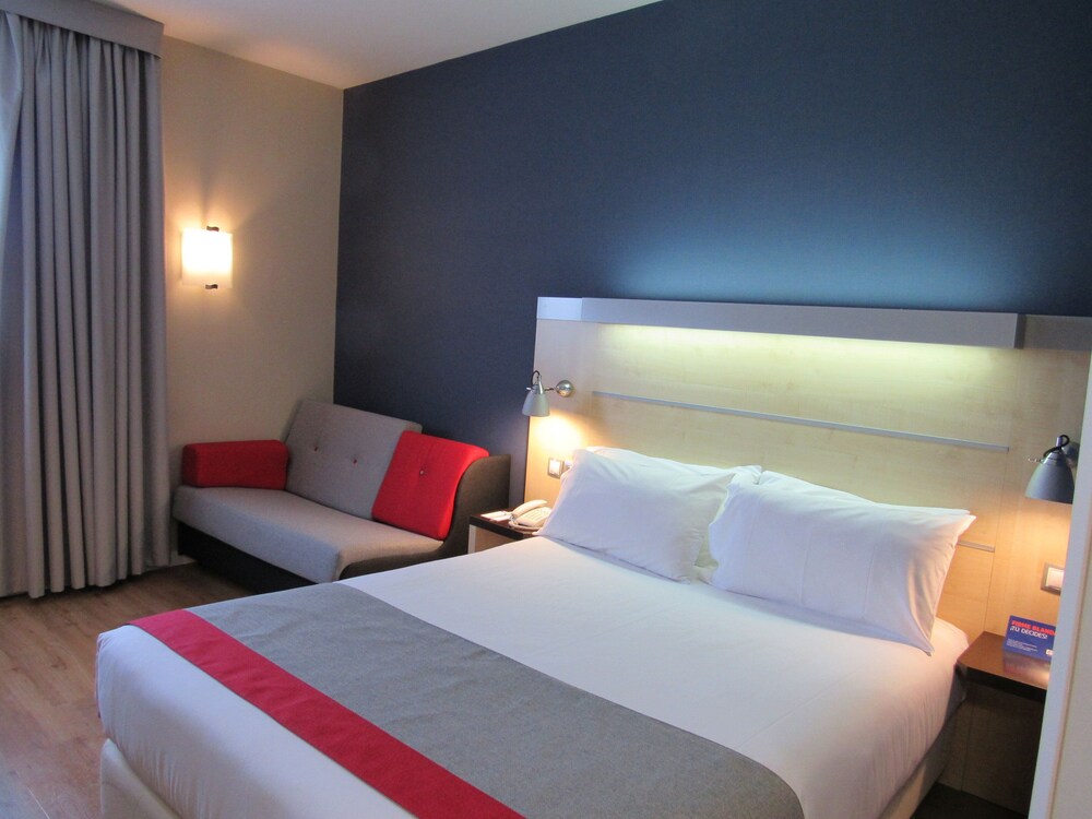 1 queen bed with sofa bed