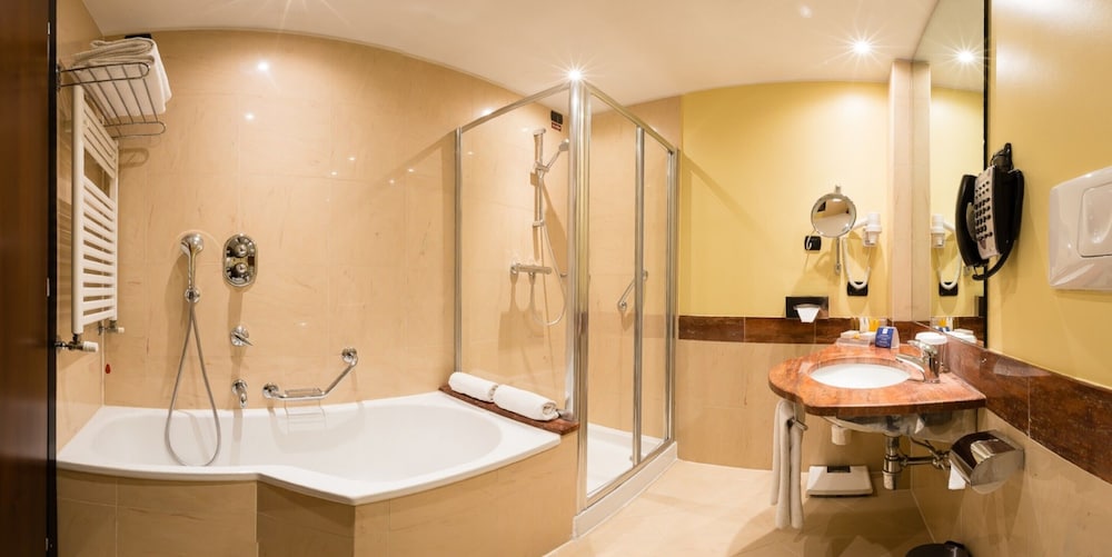 

Bari - Somma Lombardo - Crowne Plaza Milan - Malpensa Airport