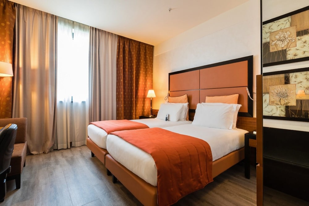

Bari - Somma Lombardo - Crowne Plaza Milan - Malpensa Airport