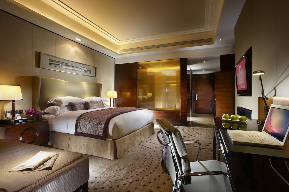 1 king bed 1 bedroom suite lounge access