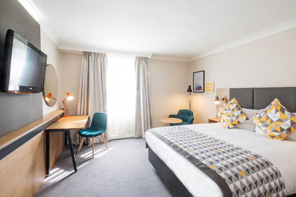 

Bari - Fleet - Holiday Inn Farnborough