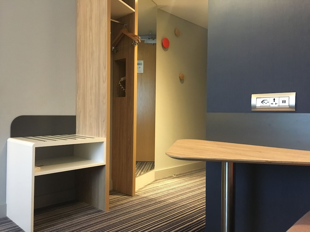 

Roma - Ferney-Voltaire - Holiday Inn Express GENEVA AIRPORT